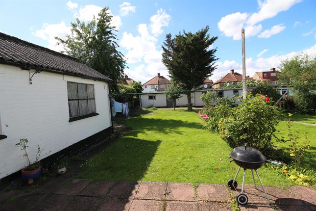 Room 4, 30, The Highlands, Edgware photo 4