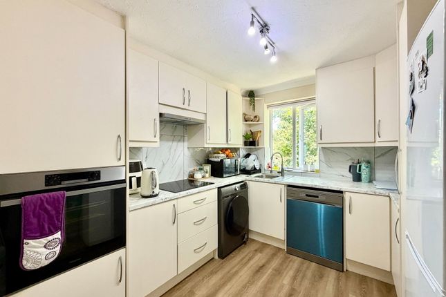Priory Court, 169,6, Sparrows Herne, Bushey photo 3
