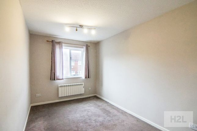Flat to rent in Rochester Close, Nuneaton