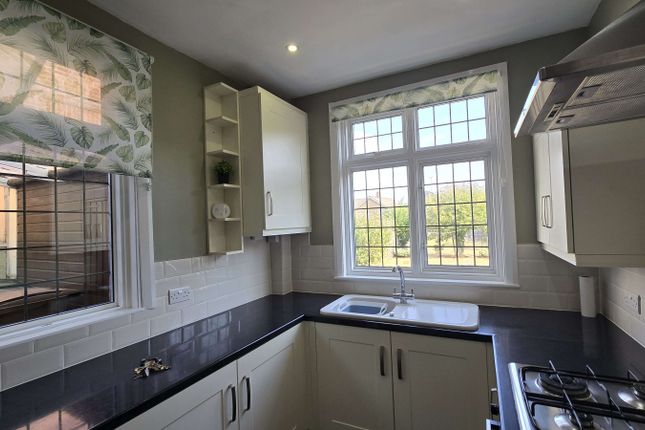 17 Whitehill Avenue, Luton photo 4