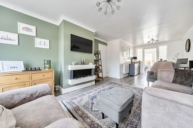 14, Goswell End Road, Harlington photo 2
