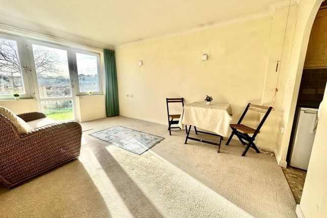 Hythe Centre, 6, Homeborough House, Flat 6, Brinton Lane, Southampton photo 2
