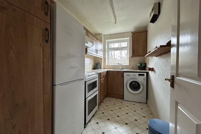 20, Meadow Court, Bridport photo 3