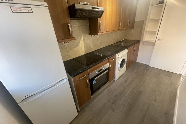 15, Springwood Crescent, Edgware photo 2