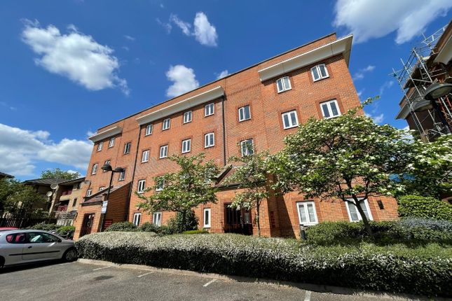 Flat to rent in Amber Wharf, Haggerston