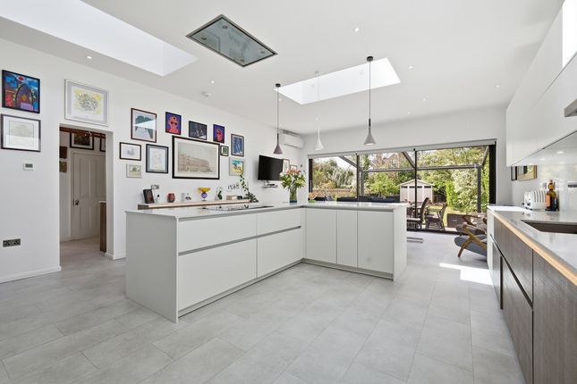 3, Redbourne Avenue, London photo 4