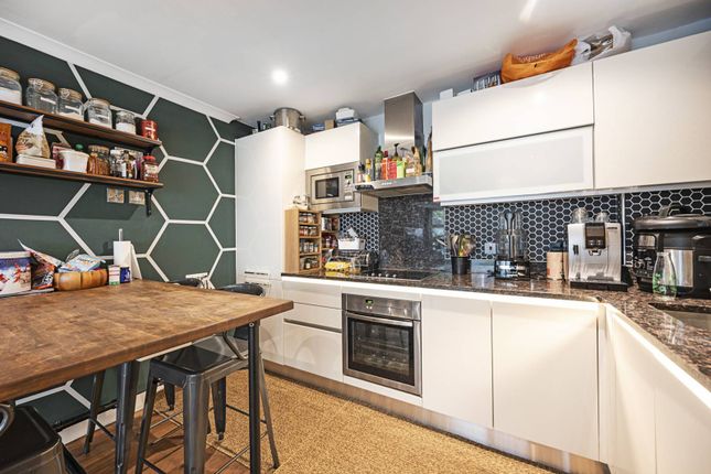 Flat for sale in Trinity Mews, Stepney, London