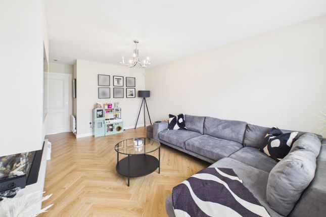 8 Whitecraigs Gardens, Hamilton photo 2