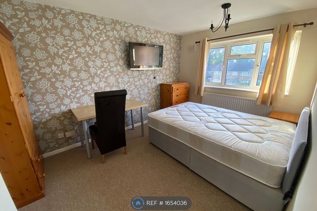 Thumbnail Room to rent in Priors Walk, Crawley
