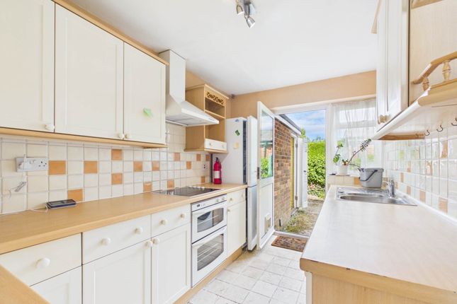 5, Chiltern Close, Aylesbury photo 4