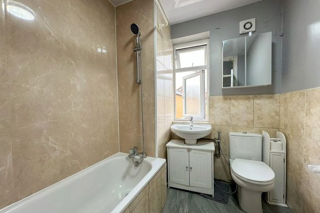 Chestnut Court, Wembley photo 5