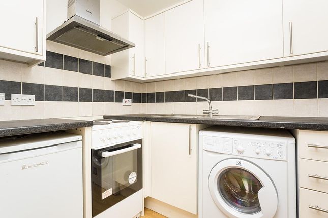 10c, 122, Bunns Lane, London photo 2