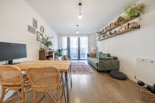 Graciosa Court, 176,Flat 4, Harford Street, London photo 4