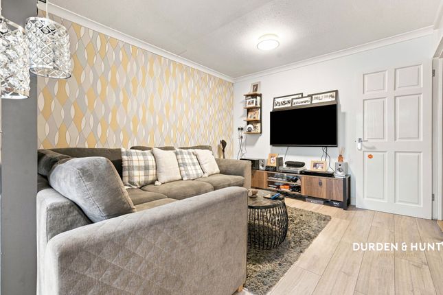 103 Highwood Lane, Loughton photo 3