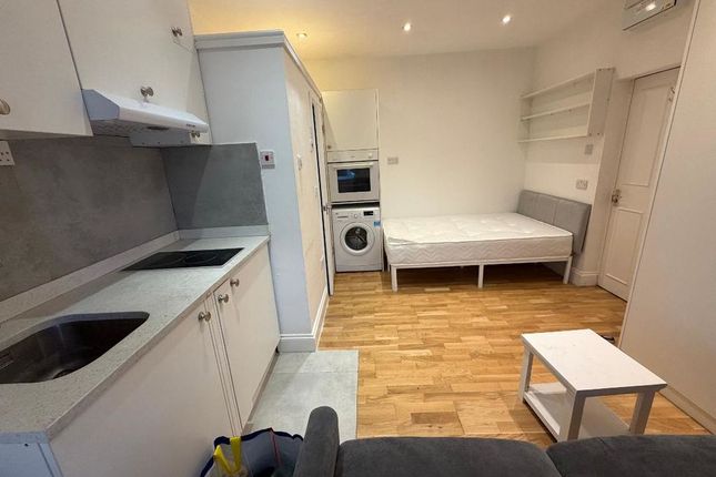 Flat 1a  227, West Barnes Lane, New Malden photo 2