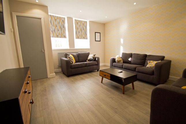 Flat A, 23, Cliff Road Gardens, Leeds photo 3