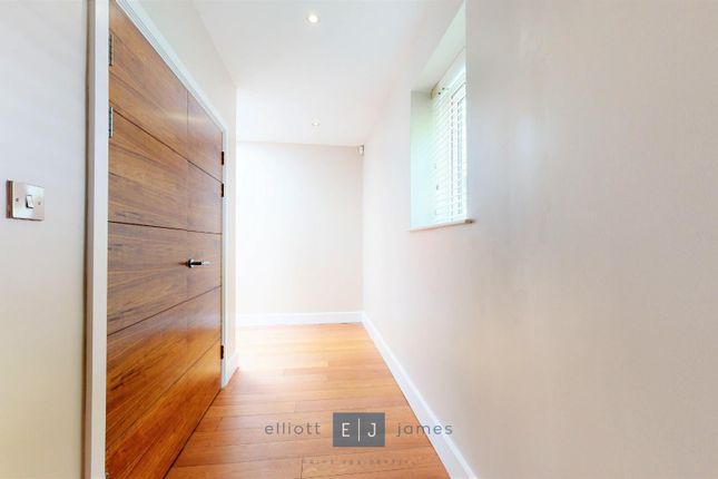 5 William Court, Manor Road, Chigwell photo 5