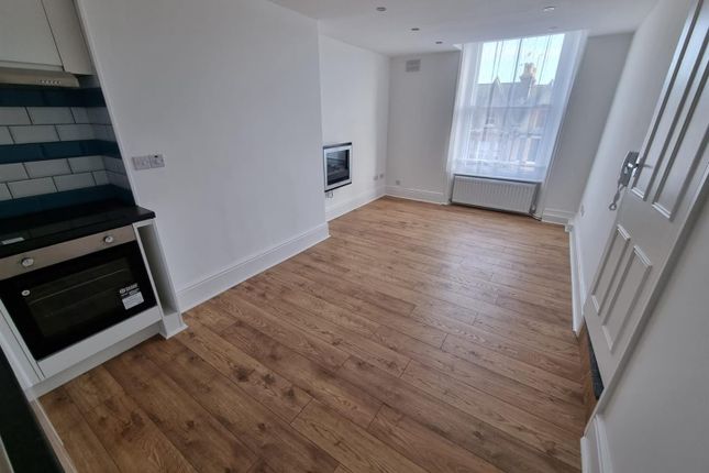 Flat to rent in London Road South, Lowestoft