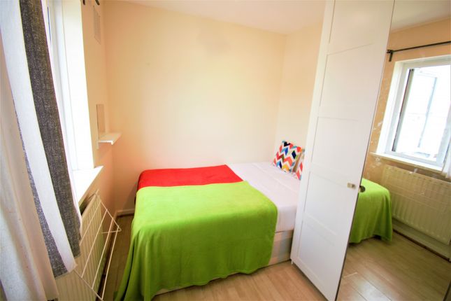 St Andrews Road, London photo 2