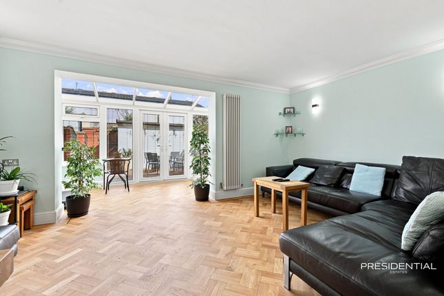 72 Limes Avenue, Chigwell photo 2