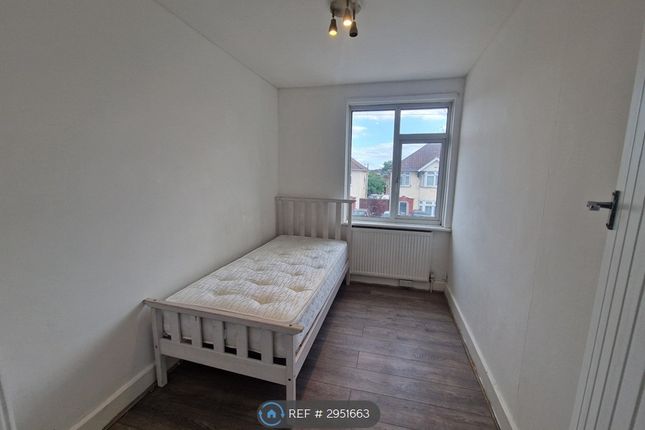 Lake Avenue, Slough photo 5