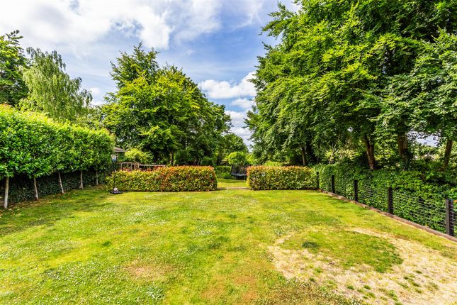 Tasli, Guildford Road, Fetcham photo 3