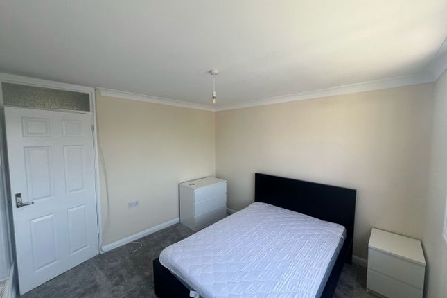 Room 2, 60 Thornton Place, Horley photo 2