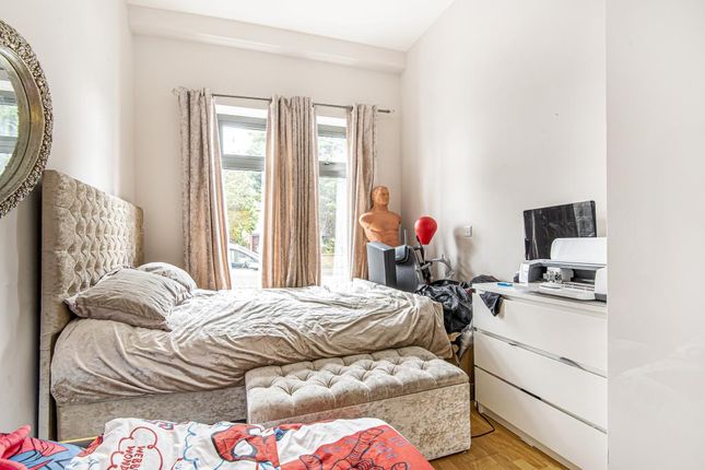 Flat for sale in Sunbury-On-Thames, Middlesex