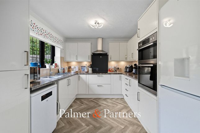 14, Valleyview Close, Colchester photo 3