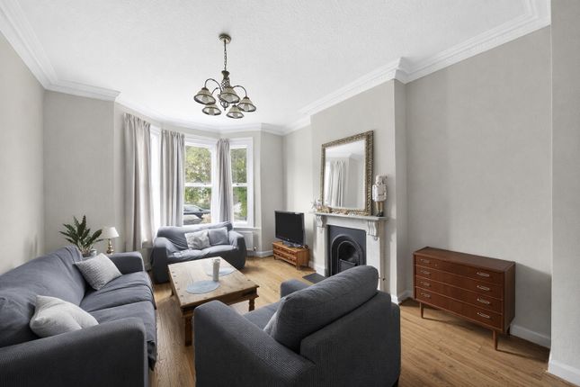 27, Lynette Avenue, London photo 2