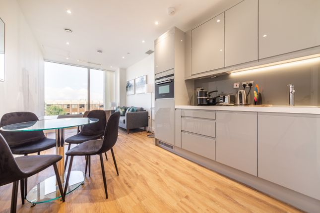 Flat to rent in West Gate, London
