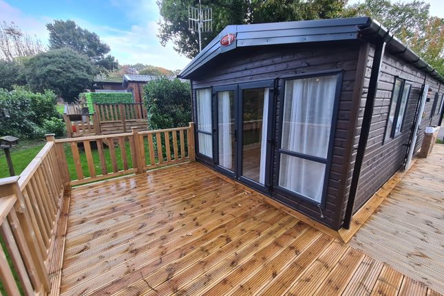 Thumbnail Mobile/park home for sale in Farley Green, Albury, Guildford