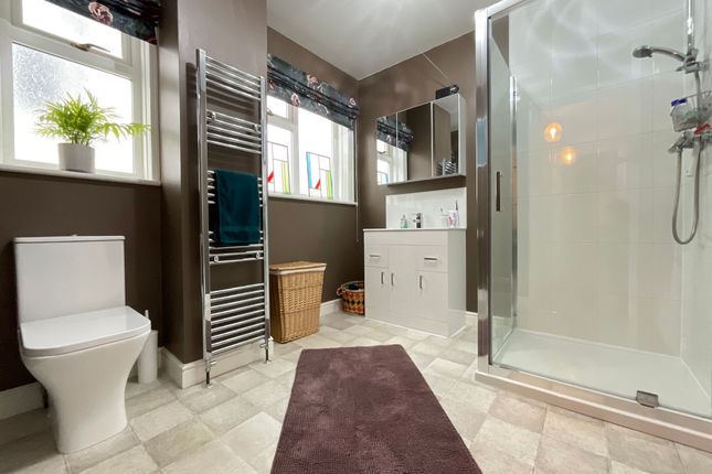 24 Chatsworth Gardens, Scarborough photo 4