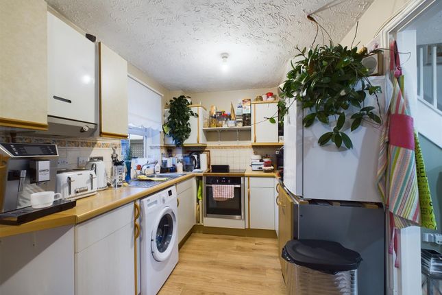 9, Wheeler Road, Crawley photo 3