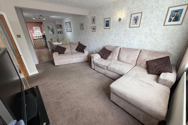 32, Letchworth Avenue, Feltham photo 2