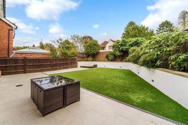 16, Heights Close, Banstead photo 2