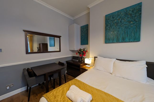 Flat B 11, Castletown Road, London photo 4