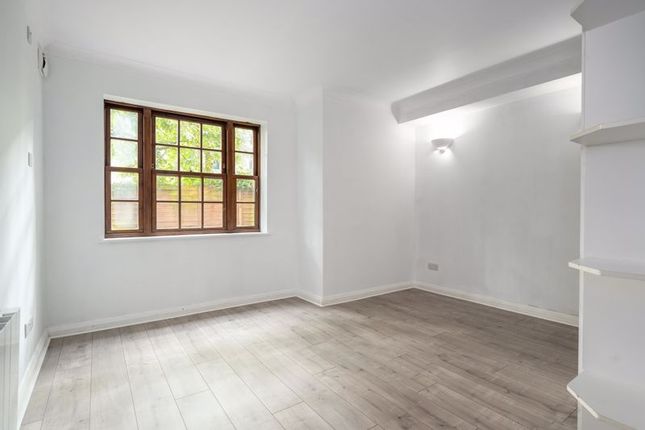 1 St Michaels Court, Princes Road, Weybridge photo 4