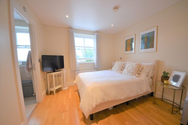 Flat for sale in Clare Lane, Islington, London