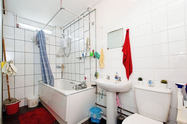 Terraced house for sale in Mangold Way, Erith
