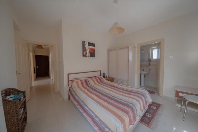 Apartment for sale in Haluk Sonmez Court Surhan, West Of Kyrenia