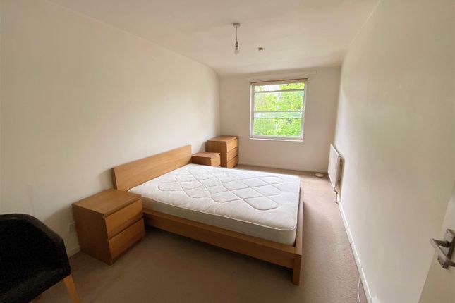 Flat to rent in Chantry Court, Woods Avenue, Hatfield