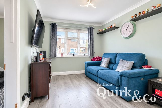 33, Castle Walk, Canvey Island photo 3