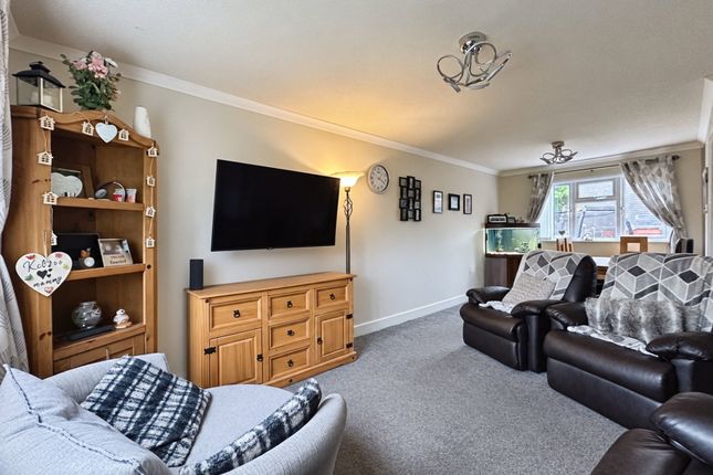 21, Fareham Crescent, Merryhill, Wolverhampton photo 2