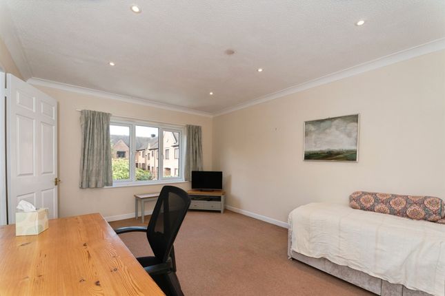 39, Parsonage Court, SWINDON photo 2