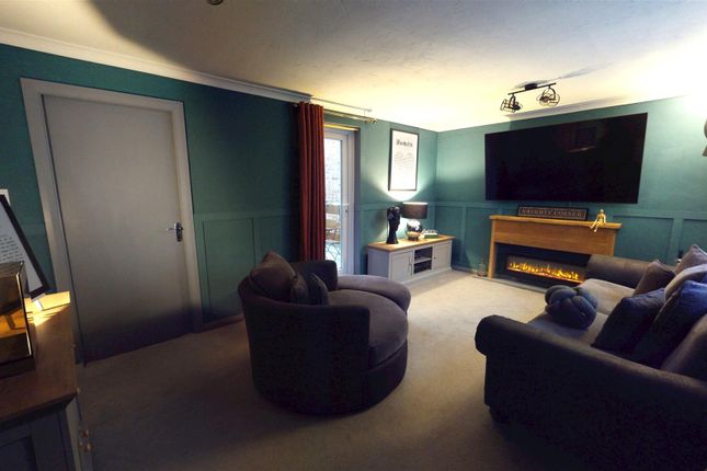 43, Frizley Gardens, Bradford photo 4