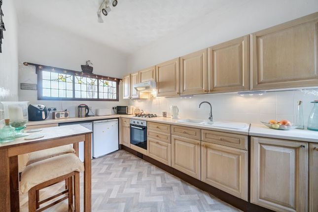295, Laburnum Grove, Portsmouth photo 3