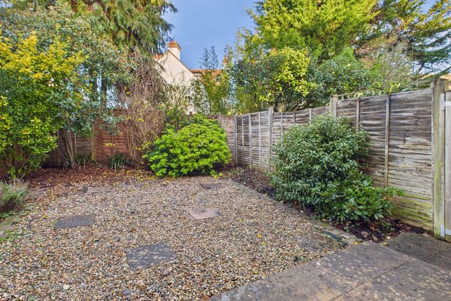 24, Pinewood Close, Buckinghamshire photo 3