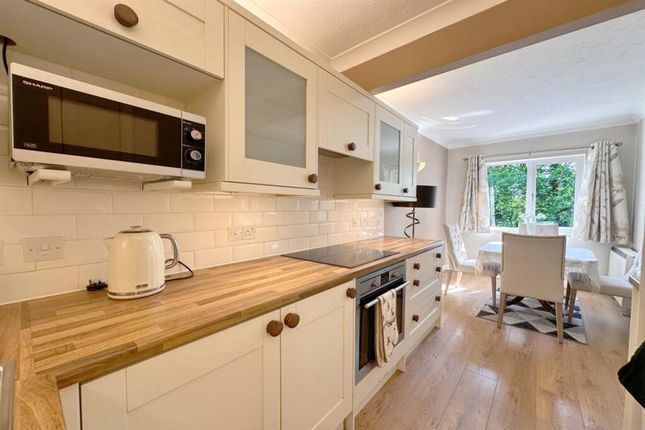 17 Woburn Court, Stockport photo 3