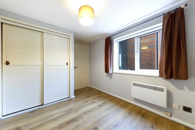 106, Mandeville Court, Chingford, London photo 4